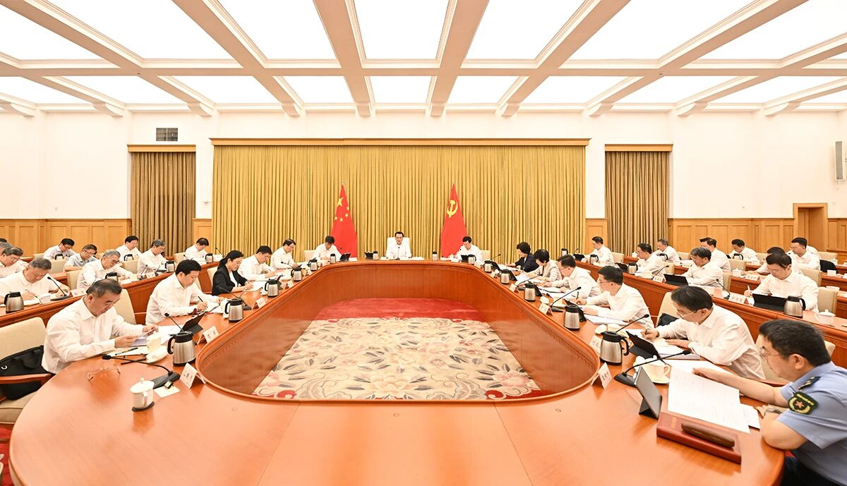 市委常委会举行会议 深入学习贯彻习近平总书记重要讲话精神 研究部署深化绿色金融改革创新试验区建设等工作 市委书记袁家军主持并讲话