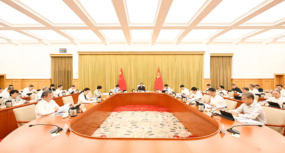 市委常委会举行扩大会议 研究部署打造内陆开放综合枢纽等工作 市委书记袁家军主持并讲话
