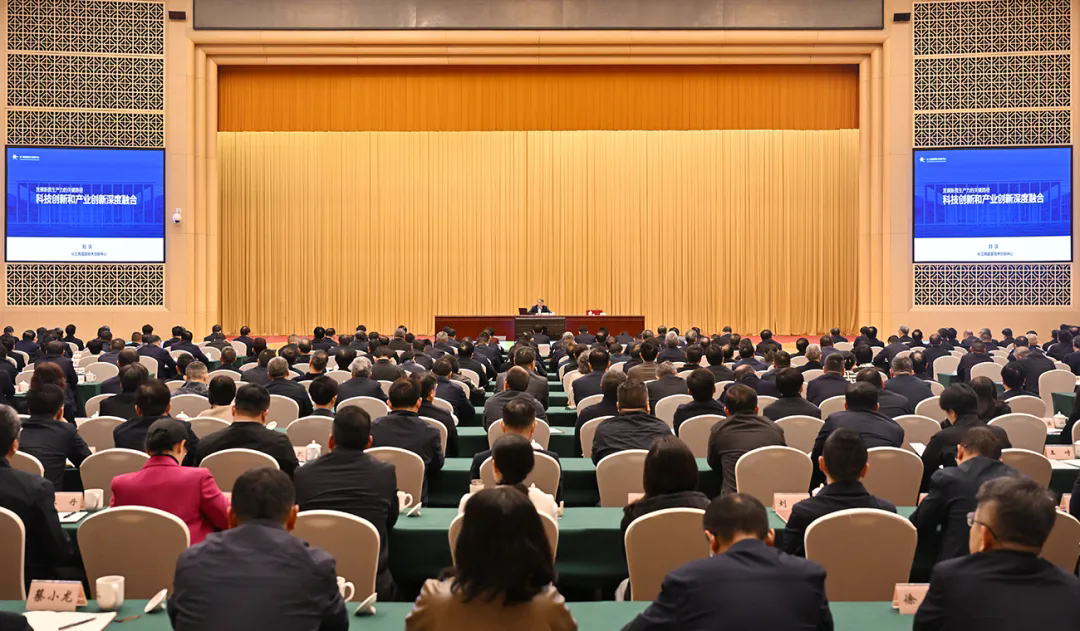 “智荟巴渝”大讲堂举办专题讲座 袁家军程丽华出席 刘庆作专题报告